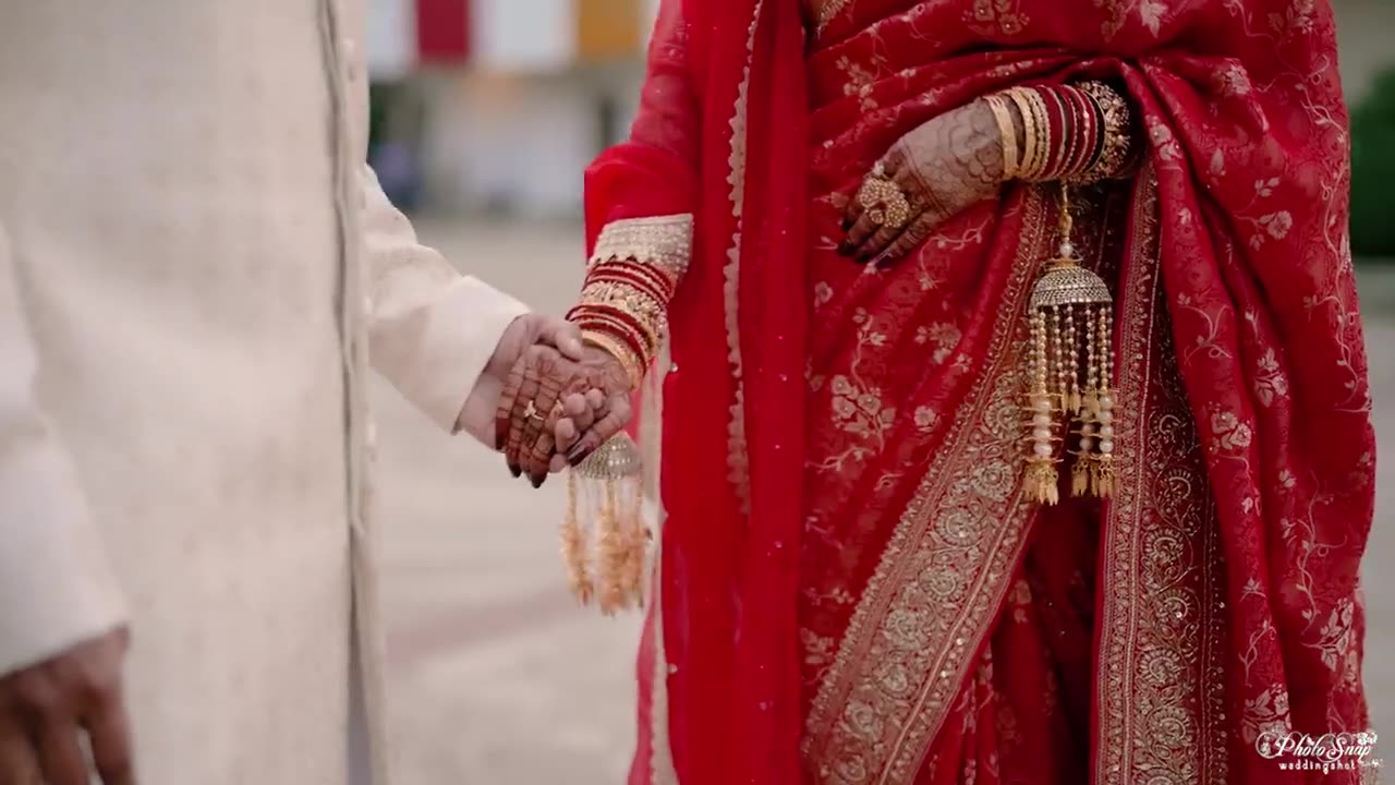 Hands held - bridal details - wedding album